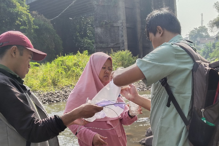 Peneliti Asal Banyuwangi Pimpin Riset Tentang Potensi Cemaran Mikroplastik di Sungai Bedadung Jember