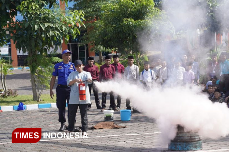 Tsuraya Islamic School Malang Gandeng Damkar Kab. Malang dalam Simulasi Penanganan Situasi Darurat dan Evakuasi.