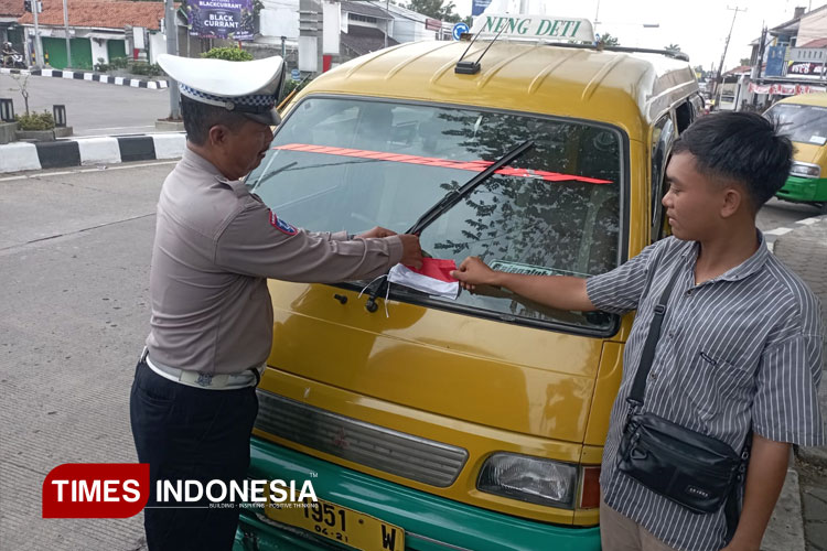Satlantas Polres Majalengka Pasang Bendera Merah Putih di Berbagai Kendaraan Umum