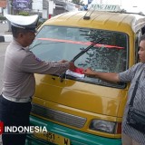 Satlantas Polres Majalengka Pasang Bendera Merah Putih di Berbagai Kendaraan Umum