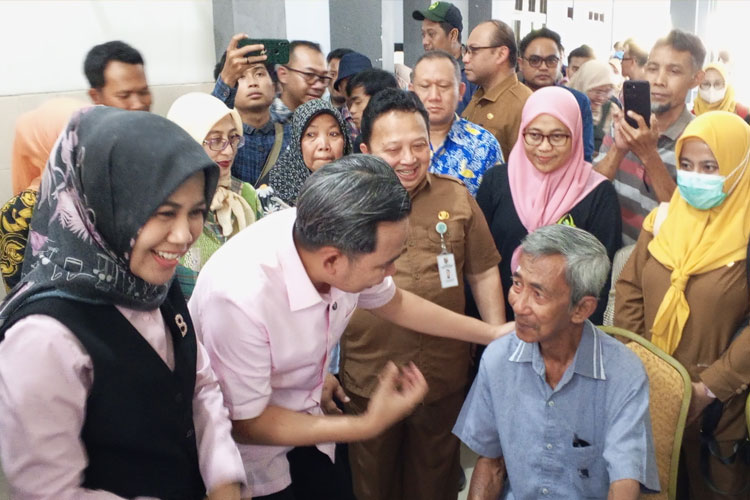 Dibuka Bupati Jember, Ratusan Orang Ikut Operasi Katarak Gratis