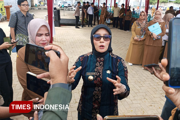 Bupati Pangandaran dan Direktur RSUD Pandega saat diwawancara setelah melakukan peletakan batu pertama di RSUD Pandega. (Foto : Acep Rifki Padilah/TIMES Indonesia)