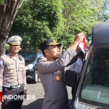 Tebar Semangat Kemerdekaan, Polresta Banyuwangi Bagikan Bendera Merah Putih