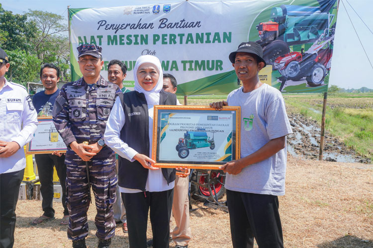 Gubernur Khofifah Serahkan Bantuan Alsintan, Jatim Siap Jadi Pilar Ketahanan Pangan Nasional