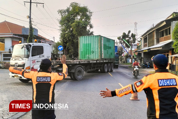 Penuh Risiko, Dishub Gresik Jalankan Tugas Demi Tegakkan Aturan Jam Operasional Truk