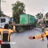 Penuh Risiko, Dishub Gresik Jalankan Tugas Demi Tegakkan Aturan Jam Operasional Truk