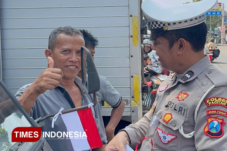 Bagi Bendera ke Pengendara, Cara Polres Pacitan Pupuk Nasionalisme Jelang HUT ke-80 RI