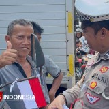 Bagi Bendera ke Pengendara, Cara Polres Pacitan Pupuk Nasionalisme Jelang HUT ke-80 RI