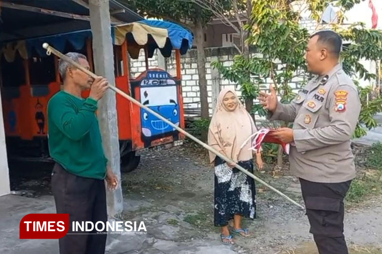 Cegah Provokasi Bendera One Piece, Polisi Gresik Bagikan Bendera Merah Putih ke Warga