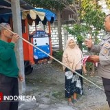 Cegah Provokasi Bendera One Piece, Polisi Gresik Bagikan Bendera Merah Putih ke Warga