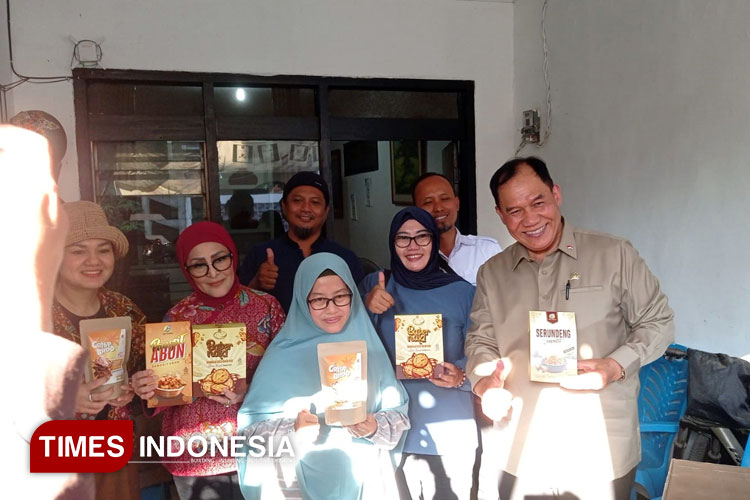 Anggota Komisi VII DPR RI Bambang Haryo Soekartono saat mengunjungi UMKM Ayu Cookies di Surabaya, Rabu (6/8/2025). (Foto: Hamida Soetadji/TIMES Indonesia)