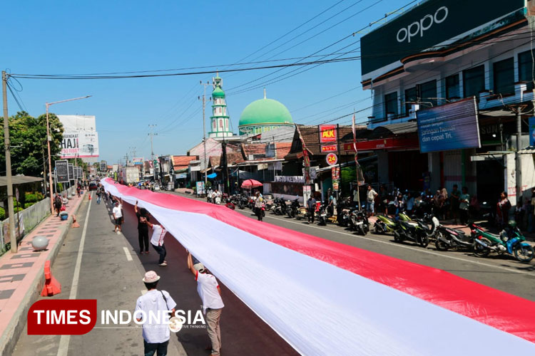 Daripada Bendera One Piece, Aksi Demo Sopir di Banyuwangi Pilih Bentangkan Merah Putih Raksasa