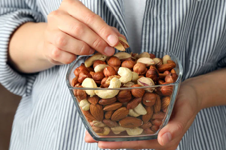 Inilah yang Terjadi pada Tubuh Jika Anda Terlalu Banyak Makan Kacang