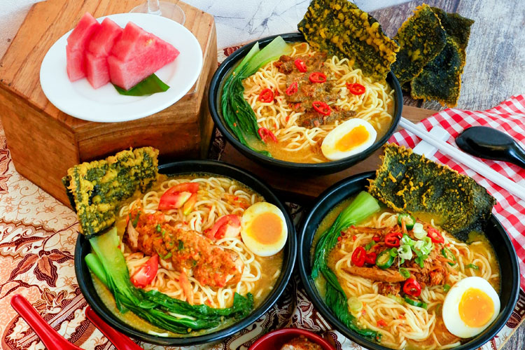 Premier Place Suguhkan Ramen Kuah Kari Ayam Woku Pedas dan Cakalang Pedas