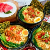 Premier Place Suguhkan Ramen Kuah Kari Ayam Woku Pedas dan Cakalang Pedas