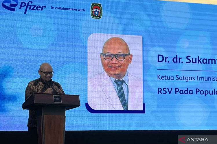 Dokter spesialis penyakit dalam Dr. dr. Sukamto Koesnoe, SpPD-KAI, FINASIM saat menyampaikan mengenai virus yang menyerang pernafasan yakni RSV dalam diskusi kesehatan di Jakarta, Rabu (6/8/2025). (FOTO: ANTARA/Sri Dewi Larasati)
