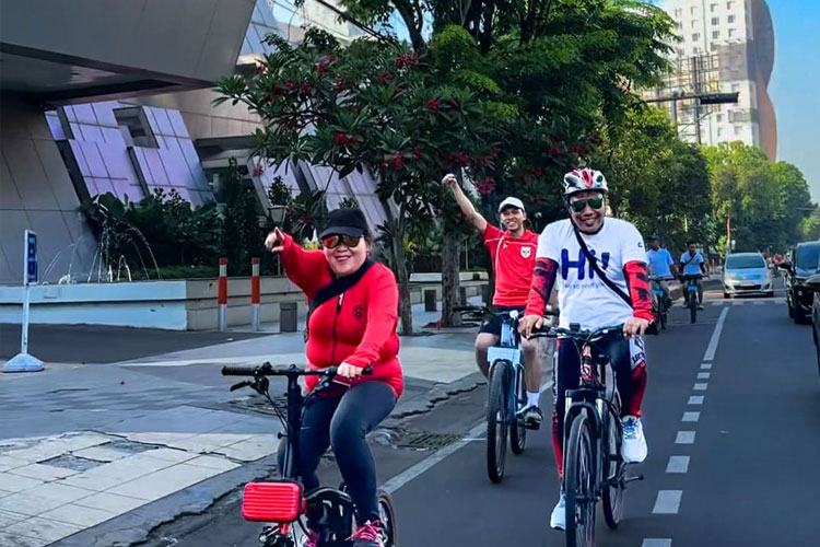 Sambut Kemerdekaan, Staff Premier Place Hotel Gowes Keliling Surabaya