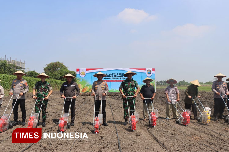 Forkopimda Sidoarjo Tanam Jagung di Pesantren Bumi Sholawat