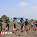Forkopimda Sidoarjo Tanam Jagung di Pesantren Bumi Sholawat
