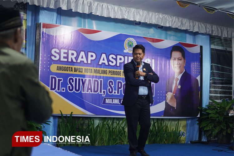 Suyadi saat menyapa langsung warga di acara serap aspirasi, Rabu (6/8/2025). (Foto: Hainor Rahman/TIMES Indonesia).