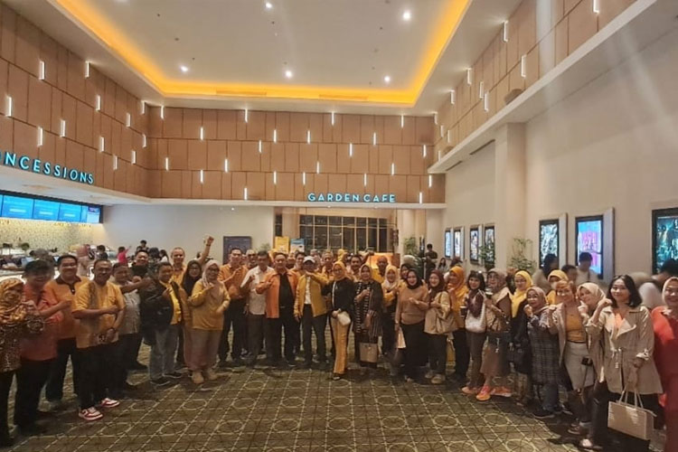 Kader MKGR Jatim saat nobar Lyora di Bioskop XXl Ciputraword (studio 8) Jalan Mayjen Sungkono Surabaya, Jumat (8/8/2025). (FOTO: Dok.Golkar Jatim)