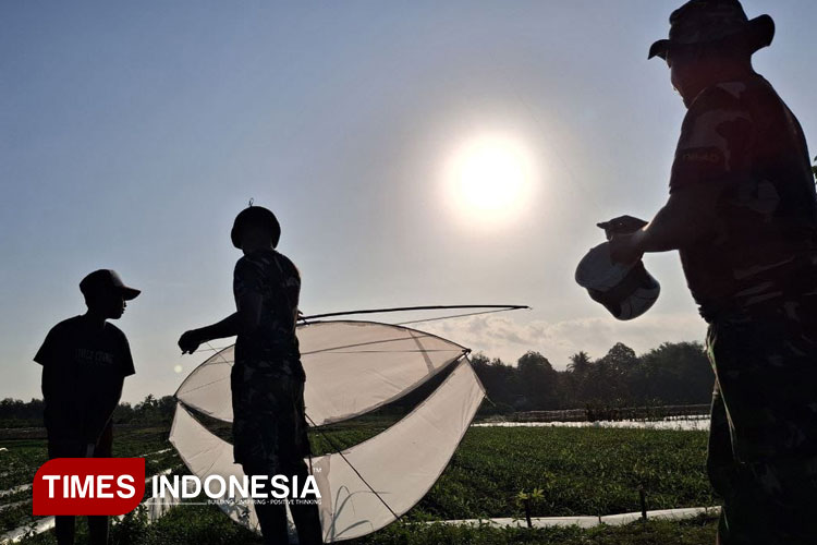 Saat Tentara dan Bocil Tertawa Bersama di Langit Jingga Kesilir Banyuwangi