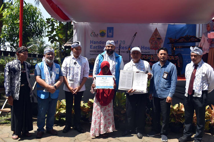 LMI Serahkan Bantuan 20 Unit Rumah Tahan Gempa