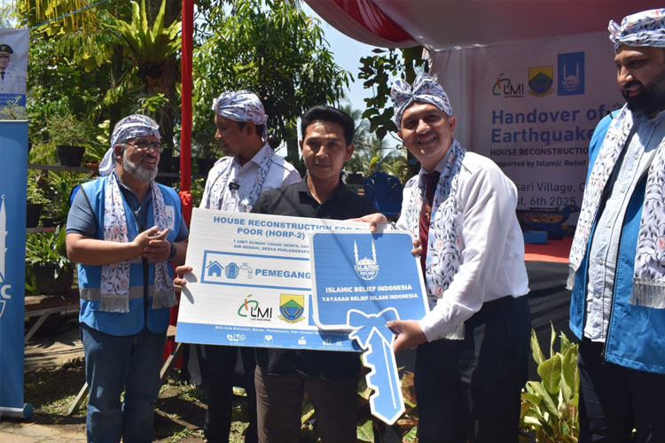 LMI Serahkan Bantuan 20 Unit Rumah Tahan Gempa