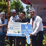 LMI Serahkan Bantuan 20 Unit Rumah Tahan Gempa