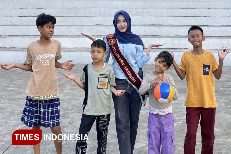 Mutiara-Aulia-bersama-anak-anak.jpg
