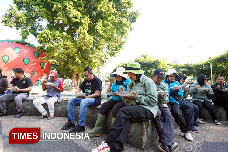 Makan Bareng Penyapu Jalan, Wali Kota Batu Disambati Celana Kerja