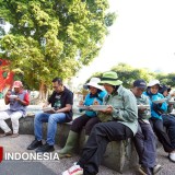 Makan Bareng Penyapu Jalan, Wali Kota Batu Disambati Celana Kerja