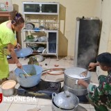 Hangatnya Loreng di Dapur Sumiyati, Potret Kedekatan TNI dan Masyarakat di TMMD Banyuwangi