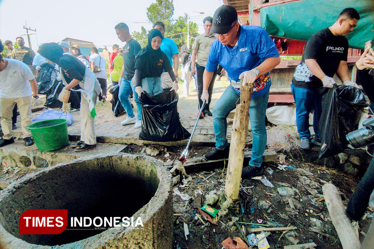 Gresik Peringati HUT ke-80 RI dengan Aksi Bersih Pantai