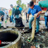 Gresik Peringati HUT ke-80 RI dengan Aksi Bersih Pantai