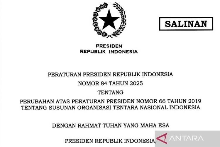 Presiden Prabowo Subianto menandatangani Peraturan Presiden Nomor 84 Tahun 2025 tentang Perubahan atas Peraturan Presiden Nomor 66 Tahun 2019 tentang Susunan Organisasi Tentara Nasional Indonesia di Jakarta, Kamis (5/8/2025). (FOTO: Antara)