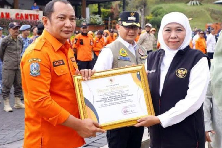 Gubernur Jawa Timur Khofifah Indar Parawansa menyerahkan piagam penghargaan kepada Kalaksa BPBD Jatim, Gatot Soebroto sebagai apresiasi atas upaya penanganan dan pemadaman kebakaran hutan dan lahan di sejumlah wilayah di Jawa Timur.
