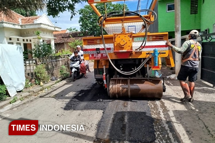 Tak Main-Main, Pemkab Probolinggo Kerahkan 3 Alpomain Tangani Jalan Rusak