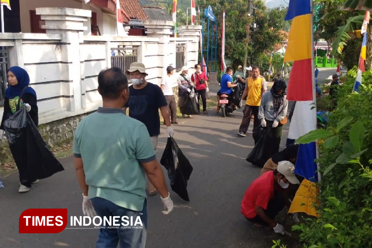 Puluhan-masyarakat-desa-Jurangbahas-c.jpg