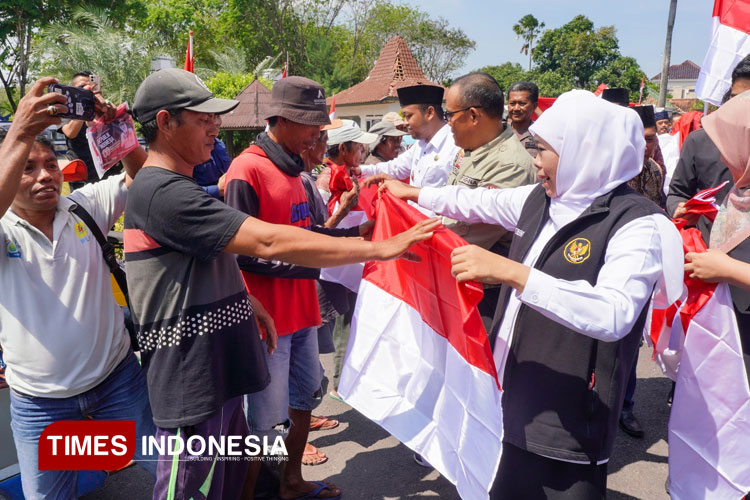 Gubernur Khofifah Minta Warga Jatim Kibarkan Bendera Merah Putih Sebulan Penuh