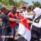 Gubernur Khofifah Minta Warga Jatim Kibarkan Bendera Merah Putih Sebulan Penuh