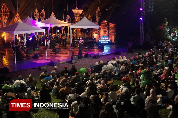 Bupati-Banyuwangi-saat-menyaksikan-BRI-Jazz-Gunung-Series-3-Ijen-c.jpg