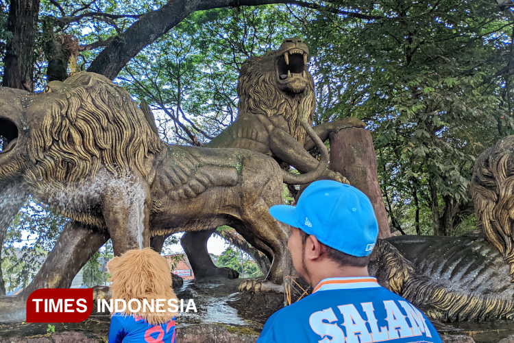 Aremania Bersih-bersih CFD dan Patung Singa, Wali Kota Malang Apresiasi Kesadaran Lingkungan