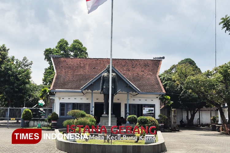 Istana Gebang di Blitar, rumah masa kecil Sang Proklamator Ir. Soekarno. Bangunan bergaya kolonial ini menjadi saksi sejarah masa remaja Bung Karno. (FOTO: Abimanyu Satrio Widodo/TIMES Indonesia)