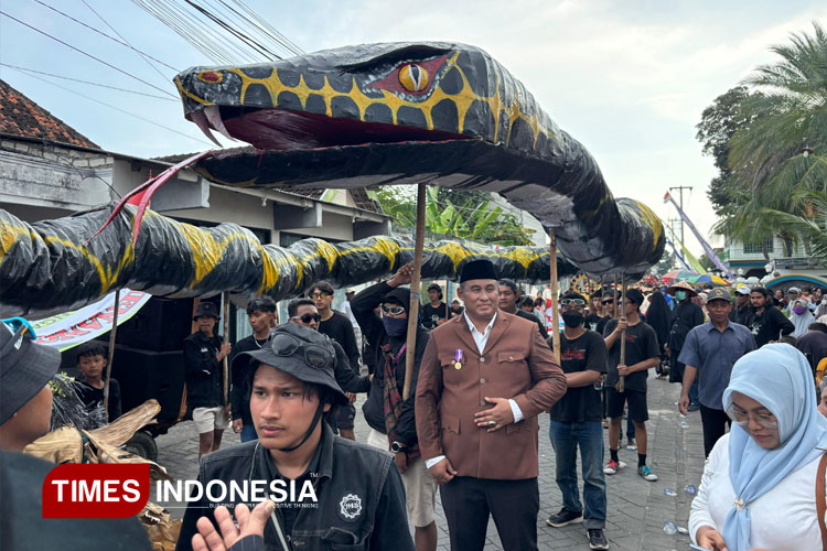 Ada Replika Ular Bengawan Solo dalam Meriahnya Karnaval Agustus di Pesisir Gresik