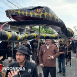 Ada Replika Ular Bengawan Solo dalam Meriahnya Karnaval Agustus di Pesisir Gresik