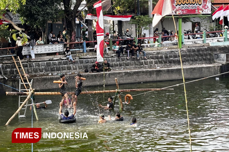 Keseruan-lomba-kepruk-guling-2.jpg
