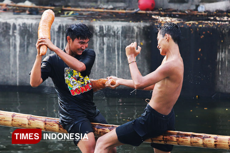 Karang Taruna Jogoloyo Surabaya Gelar Lomba Unik di Sungai, Wujud Persatuan Warga