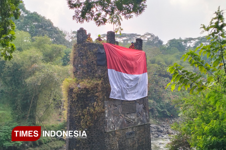 Komunitas Pecinta Alam Bentangkan Merah Putih Raksasa di Sasak Buntung Karangresik Tasikmalaya
