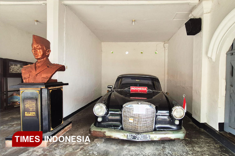 Mobil-antik-Mercedes-Benz-190-buatan-Jerman.jpg